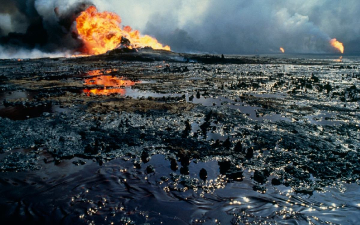 Крупная экологическая катастрофа за последнее время 2024. Разлив нефти в персидском заливе 1991. Экологическая катастрофа разлив нефти. Сброс нефти в персидский залив 19 января 1991 года. Экологическая катастрофа в персидском заливе.