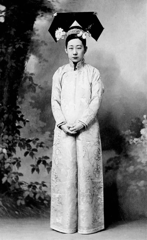      Период Гуансю (1875–1908) - леди Айсинь Гиоро ( 爱新觉罗) Wikipedia Commons