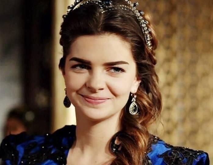      Пелин Карахан в роли Михримах в сериале "Великолепный век"