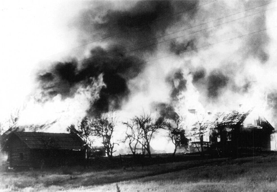 Хатынь сожженная деревня немцами в 1943. Сожженные деревни россии 1941 1944 гг. Сожжение деревни хатынь. Сгоревшая деревня. Сожженная деревня.