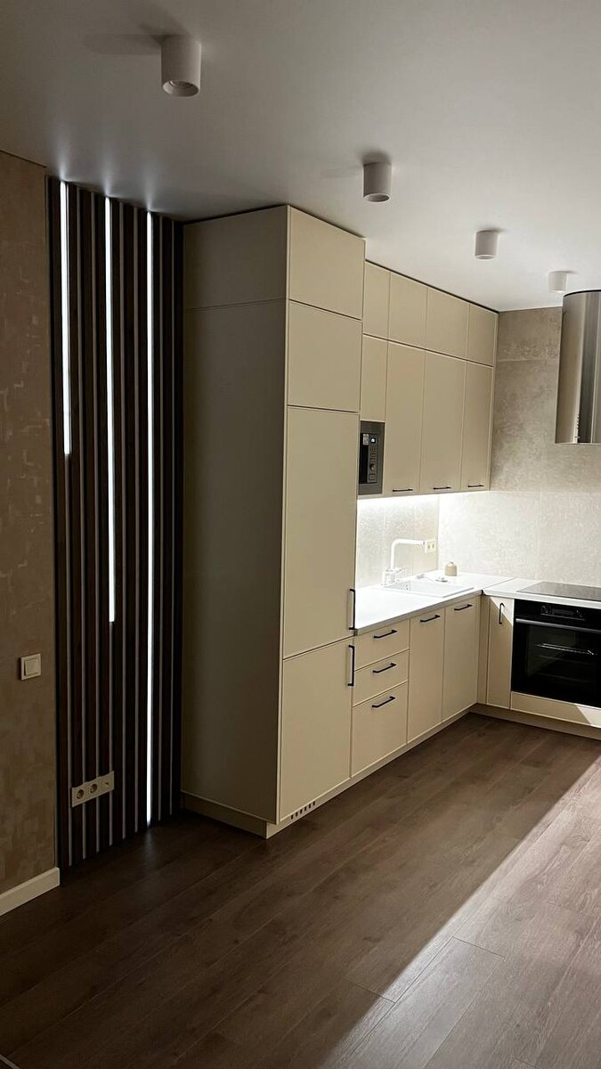 Угловая кухня с современной подсветкой сделает ваш интерьер стильным 