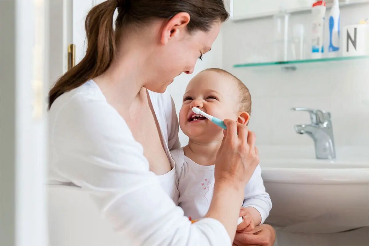 Мама с ребенком чистят зубы