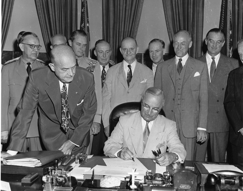 Гарри С. Трумэн подписывает поправки к Акту о национальной безопасности. 1949 г.