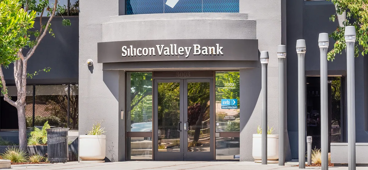 В пятницу, 10 марта, в США рухнул Silicon Valley Bank (SVB) — 16-й банк в США по объему активов, который специализировался на работе с технологическими компаниями, а его банкротство стало крупнейшим со времен глобального финансового кризиса 2008 года. Причиной банкротства стали слишком быстрый рост после пандемии, ошибки в управлении капиталом и сложности в технологическом секторе, на котором фокусировался банк.