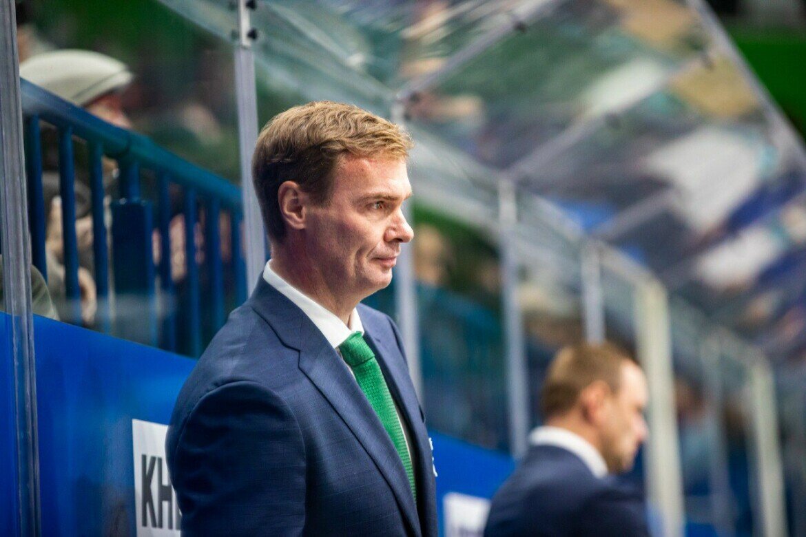 ​Для Виктора Козлова минувший сезон стал вторым в карьере в статусе главного тренера команды. Фото: hcsalavat.ru