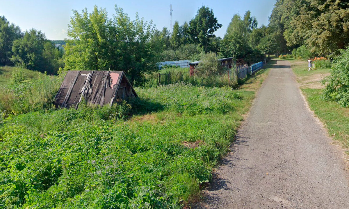 Старый погреб в современной деревне