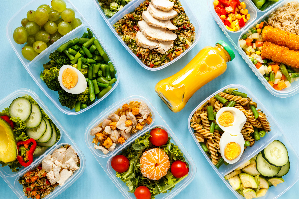 контейнеры с разными наборами продуктов