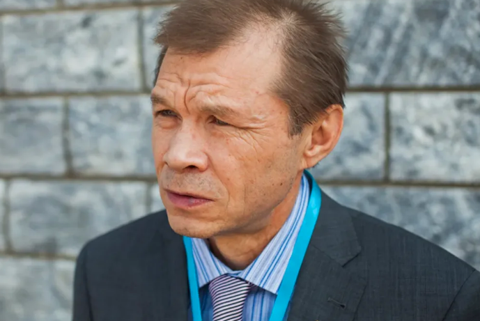 Александр Баширов - своеобразный актёр, который частенько играет различных чудиков. И получаются они у него блестяще. С юных лет Александр талантливо занимался живописью.-6