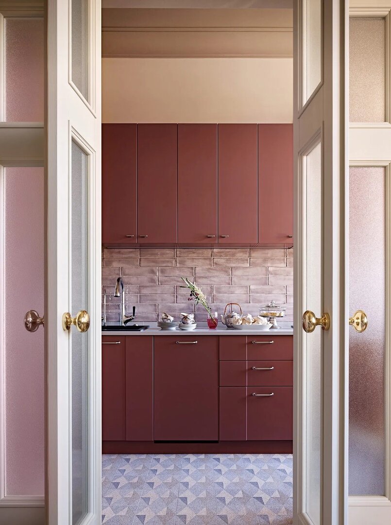 Проект Юлии Голавской. Стол, St. One Table, с мраморной столешницей, Glow Furniture. Винтажные стулья Miss Trip, Kartell; светильник, Cangini & Tucci. Фото: Сергей Ананьев.