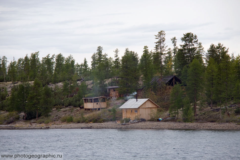 Южная база расположена на берегу залива. На карте это место обозначено. Прямо у берега баня, в которой жил. Между деревьями виднеется дом. Самая левая постройка - летняя кухня. Выше, вероятно, коптильня. Судя по всему здесь когда-то, работала рыбацкая бригада. Почему их нет в этом году, не знаю.