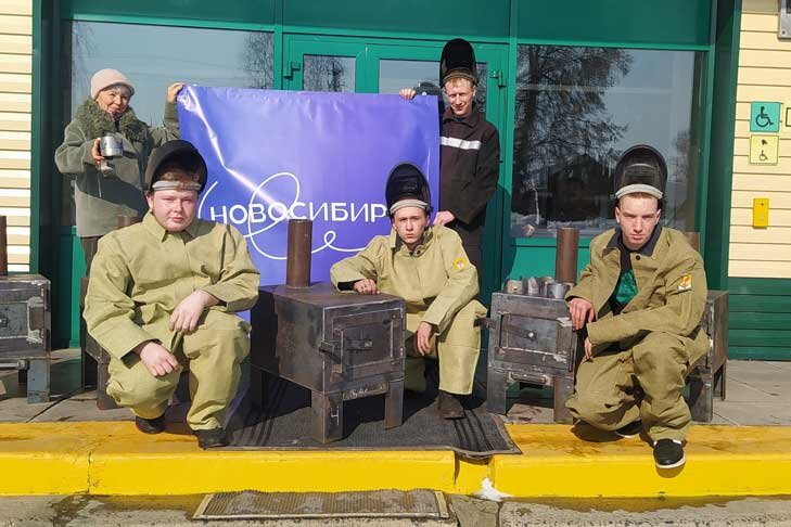    Будущие сварщики закончили работу над печками для участников СВО. Фото из сообщества Черепановского политехнического колледжа во «ВКонтакте».