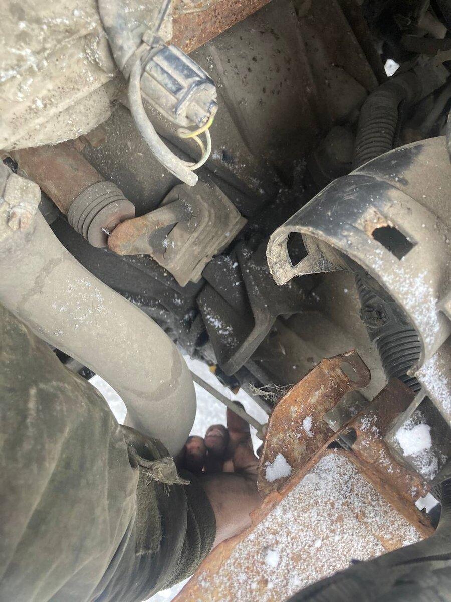 Пальцем указываю на пробку которую нужно открутить 