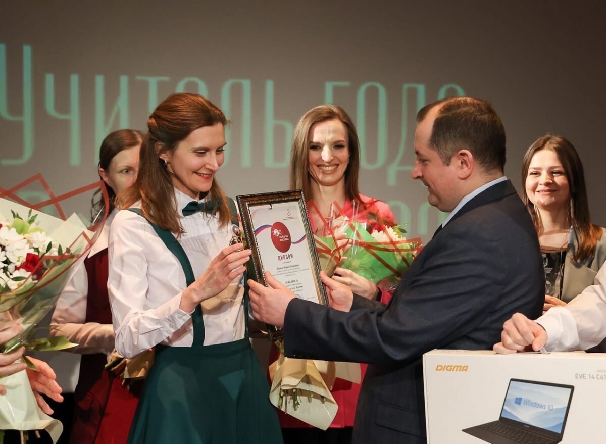    Победительницу поздравил глава города Юрий Шалабаев Арина Полтанова