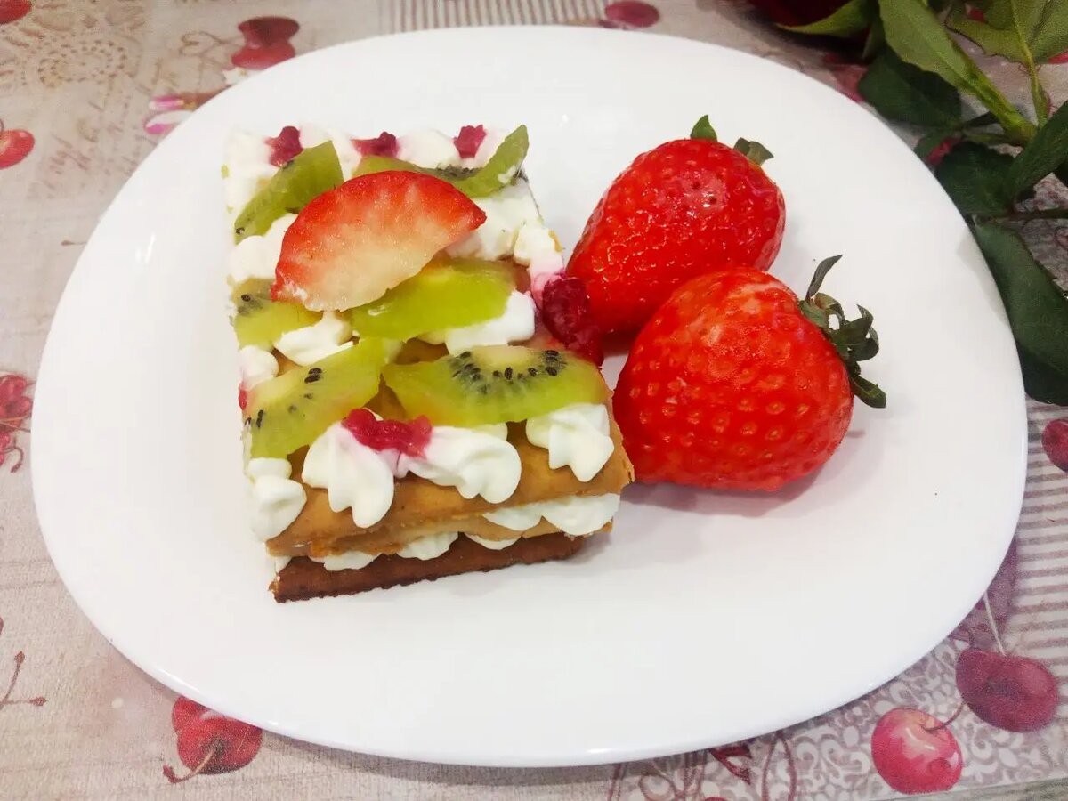 Торт "Цифра" с кремом, фруктами и ягодами