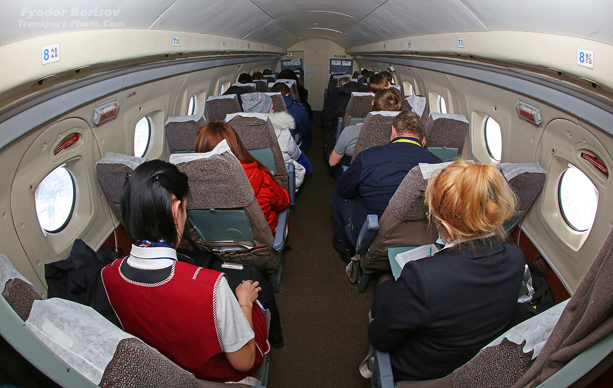 2. Основных авиакомпаний на Камчатке две - Камчатское авиапредприятие (входит в группу Аврора) и Витязь-Аэро. Самолётными перевозками ведает КАП. В кабине Як-40. 