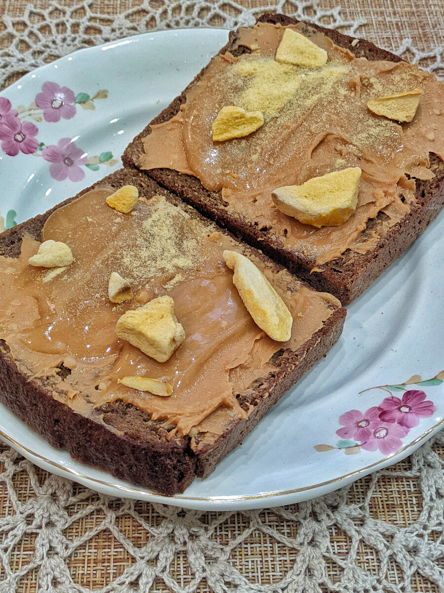 Чёрный хлеб с арахисовой пастой, мёдом и манго, кофе