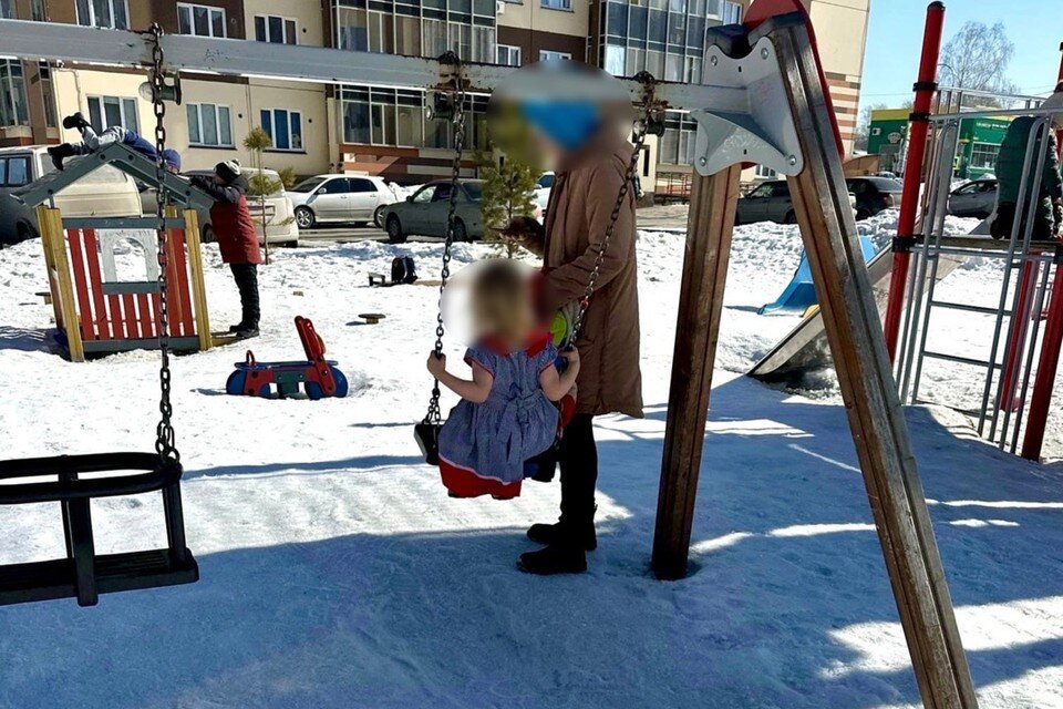 Выгнали с ребенком на улицу. Детские площадки. Детская площадка на улице. Необычные детские площадки. Дети во дворе.