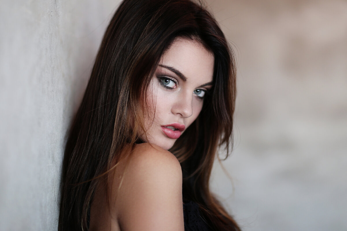 <a href="https://ru.freepik.com/free-photo/lovely-woman-posing_8300594.htm#query=%D0%BA%D1%80%D0%B0%D1%81%D0%B8%D0%B2%D0%B0%D1%8F%20%D0%B1%D1%80%D1%8E%D0%BD%D0%B5%D1%82%D0%BA%D0%B0&position=20&from_view=keyword&track=ais">Изображение от Racool_studio</a> на Freepik