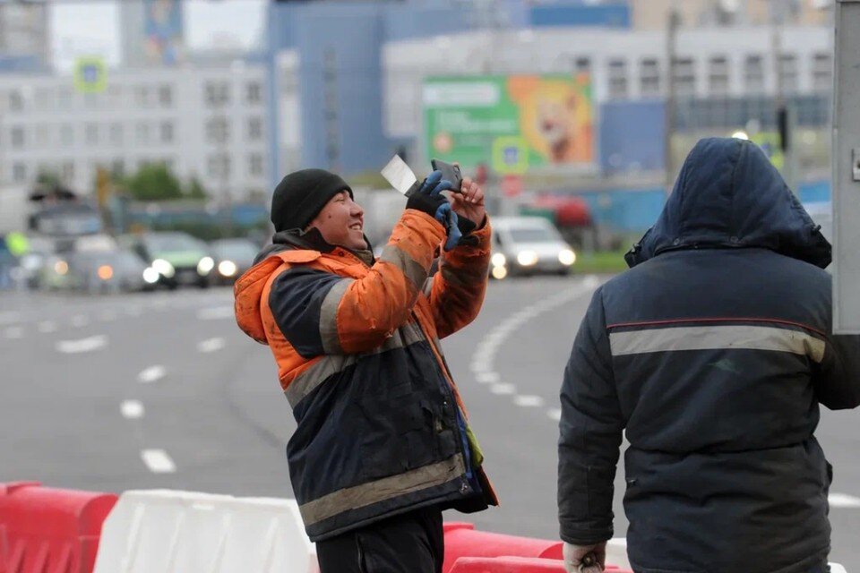     На заводах Петербурга заметили острый дефицит кадров. Юлия ПЫХАЛОВА