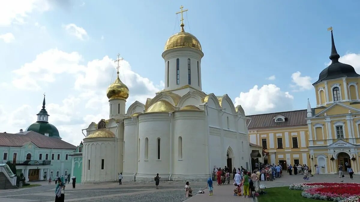 Можно принести в храм продукты на помин, молиться, поставить свечи на канун. Фото: www.piqsels.com