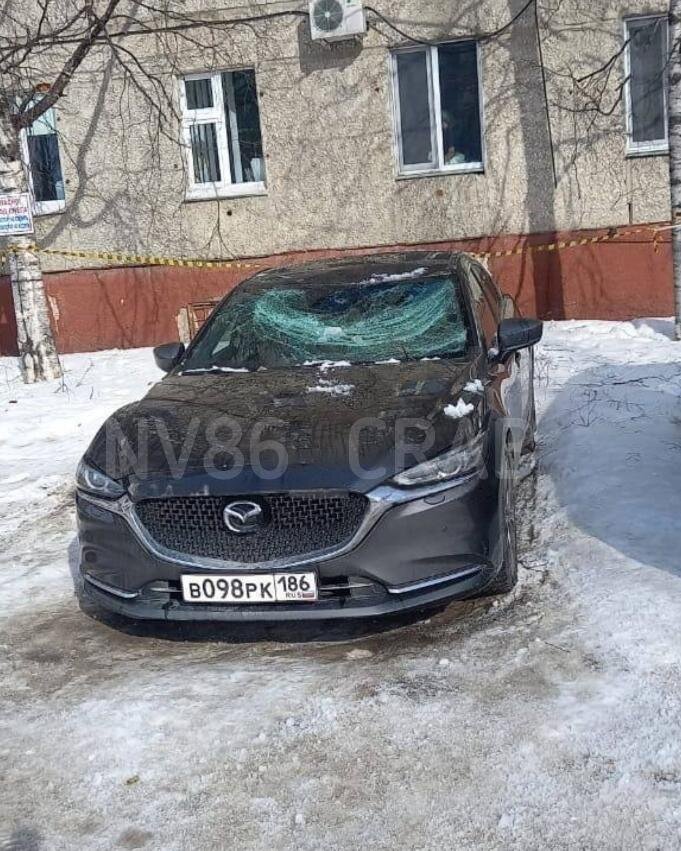    Весна пришла: в Югре глыбы снега и льда с крыш повредили первые автомобили