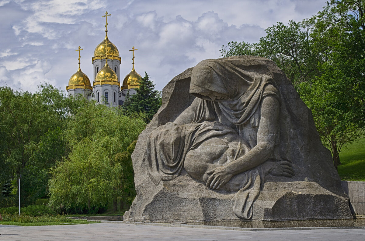 Скульптура на Мамаевом кургане в Волгограде