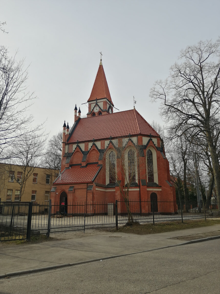 Кирха святого Адальберта находится на пересечении пр. Победы и ул. Каштановая аллея. 