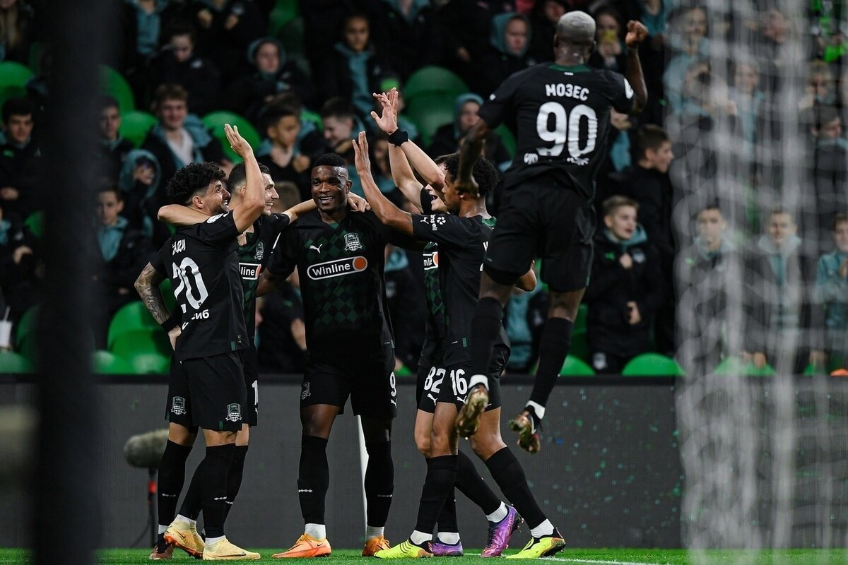 Игроки "Краснодара" в матче 19 тура против "Динамо"...