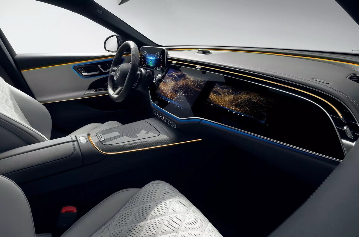 Чем E-Class с ожидаемым названием W214 удивит, так это онлайн-сервисами. Сверху на панели предусмотрена селфи/видеокамера, через которую удобно вести конференции через Zoom. Воспользоваться опцией можно, только когда автомобиль запаркован. Зато функция Active Ambient Lighting работает даже на ходу: контурная подсветка меняет цвет и интенсивность в зависимости от ритма песни.