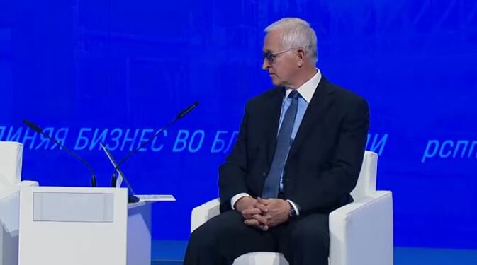 Шохин слушает выступление Путина на пленарном заседании съезда РСПП (иллюстрация - кадр трансляции)