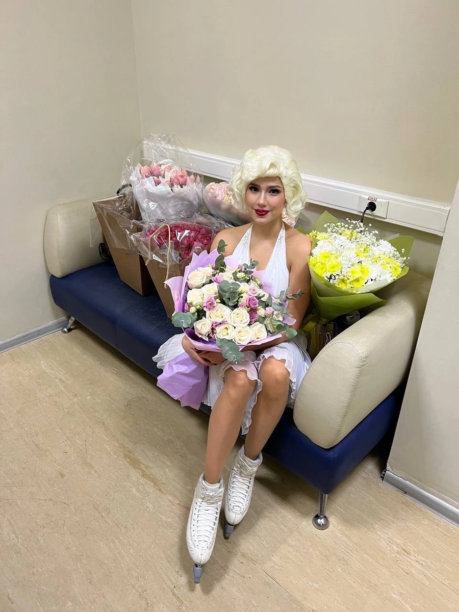 Алина Загитова после проката с подарками от болельщиков. Фото из открытых источников.