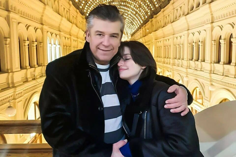 Валерий Юрин с молодой возлюбленной, фото: dzen.ru