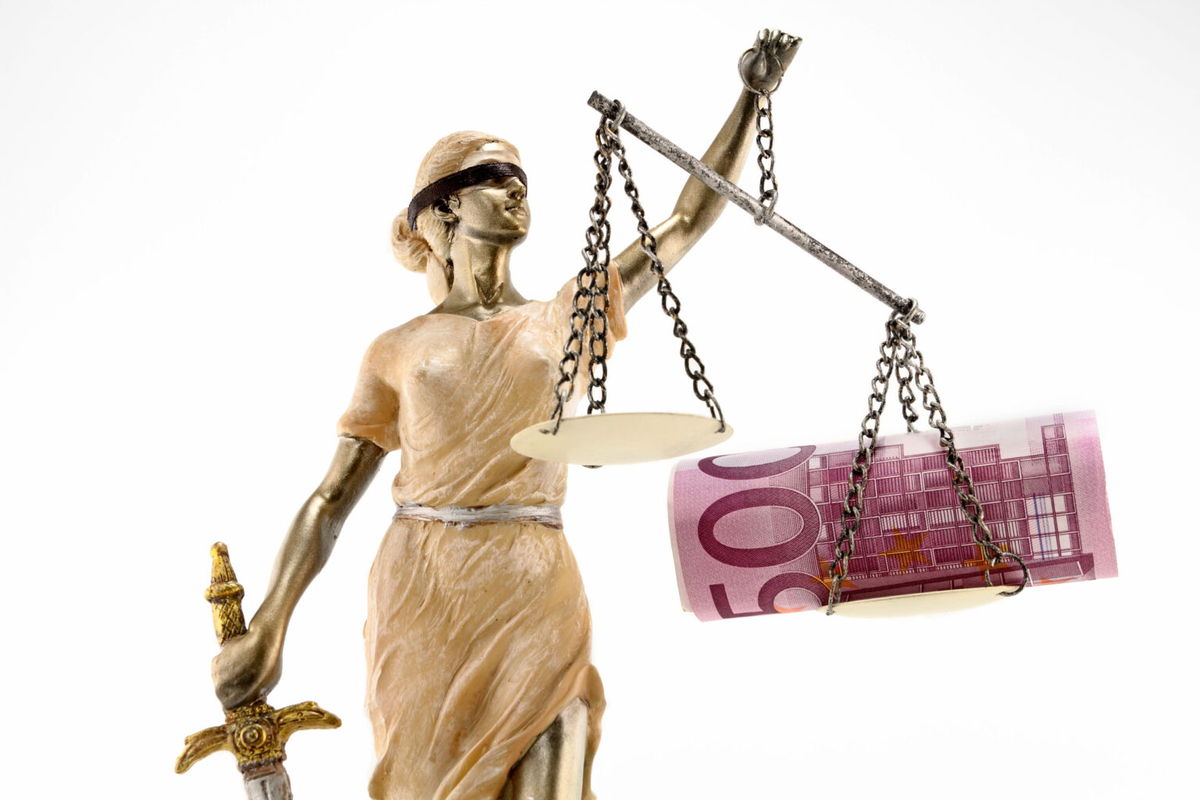 Весы правосудия с деньгами