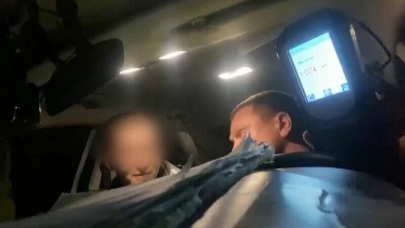     Водитель в Саяногорске хотел помочь полицейским, случайно предложил им нарушить правила, устроил погоню и все-таки попался пьяным. МВД опубликовало видео.