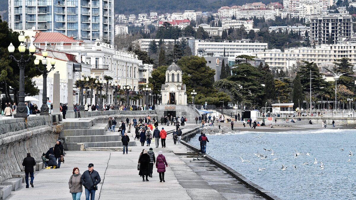    Люди гуляют по набережной Ялты© РИА Новости . Константин Михальчевский
