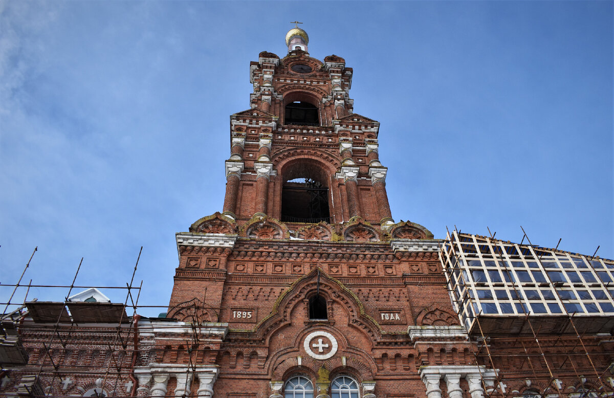 Колокольня в строительных лесах. Прямо сейчас идет ремонт и реставрация. Фото автора.