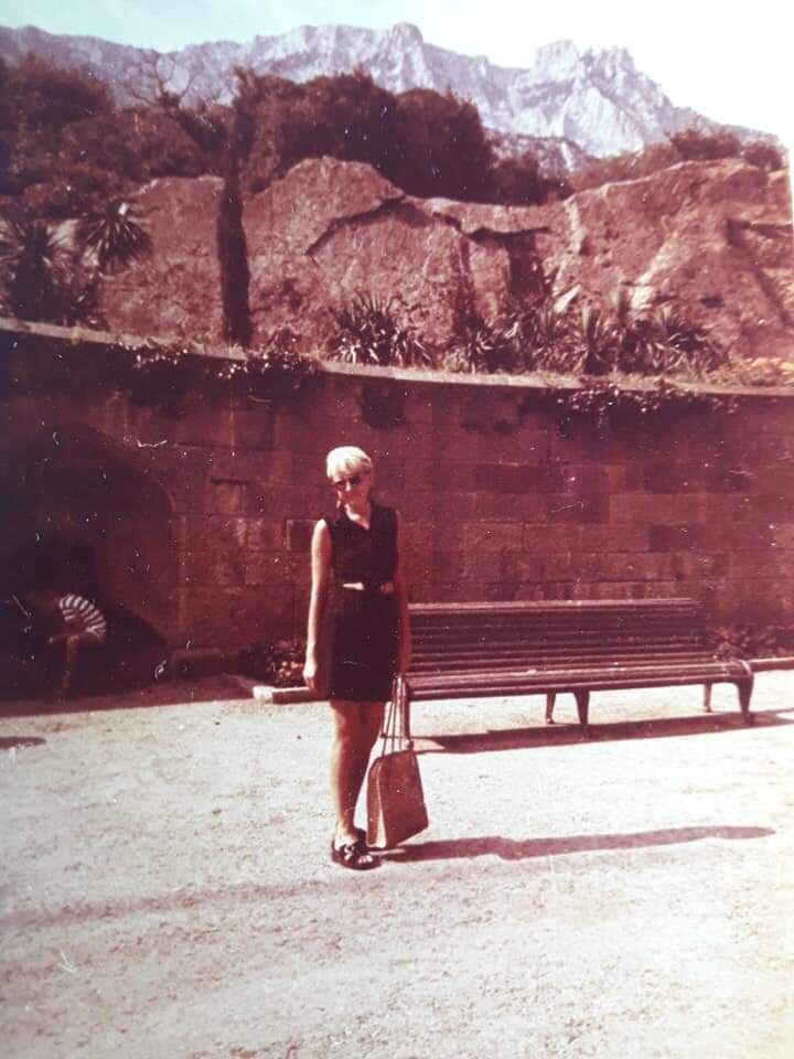 Воронцовский дворец и блондинка их 90-х