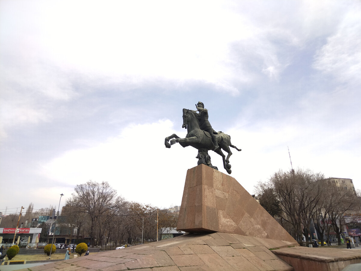 Памятник -Вардан Мамиконян