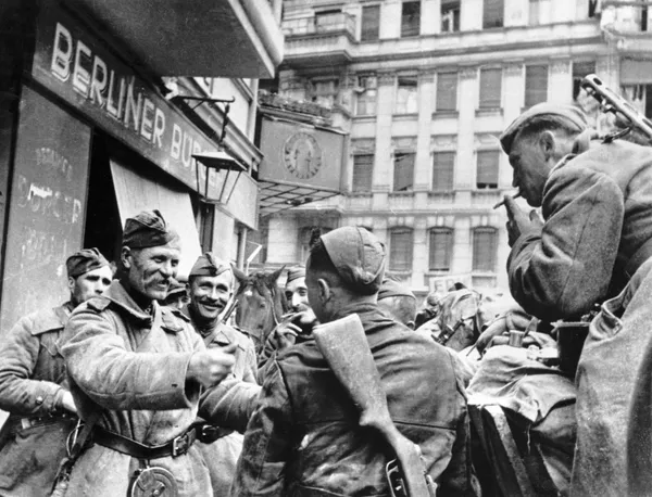 Советские солдаты-освободители празднуют победу в Берлине. 