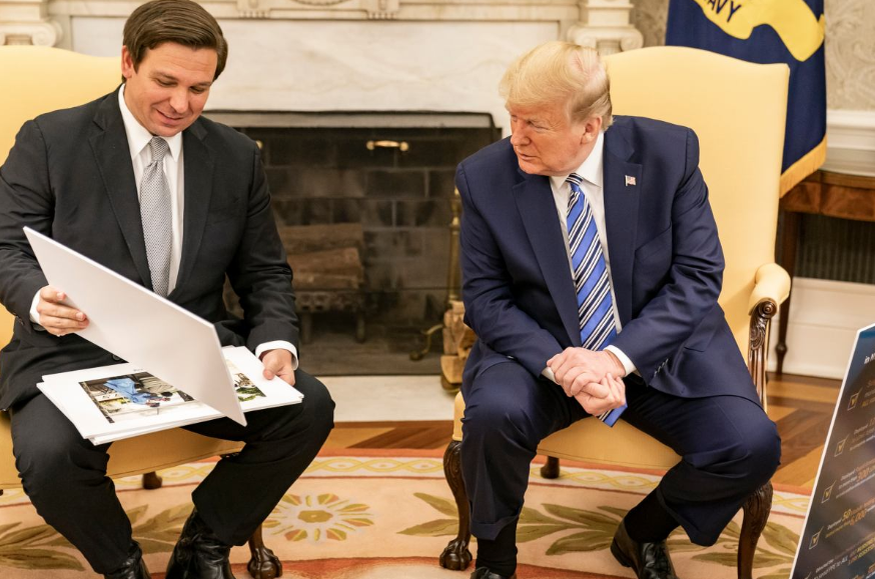 Президент Дональд Трамп и губернатор Рон ДеСантис © Белый дом из Вашингтона, общественное достояние, через Wikimedia Commons 