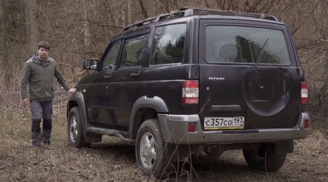      Если здесь нелепые колёсики можно снять и поставить побольше, то в Niva Travel это вряд ли получится