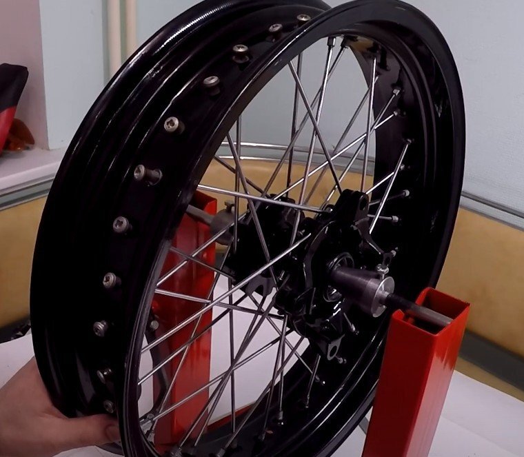      Ремонт спицованного колеса