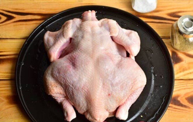 Курица запеченная в духовке целиком с чесноком и картошкой