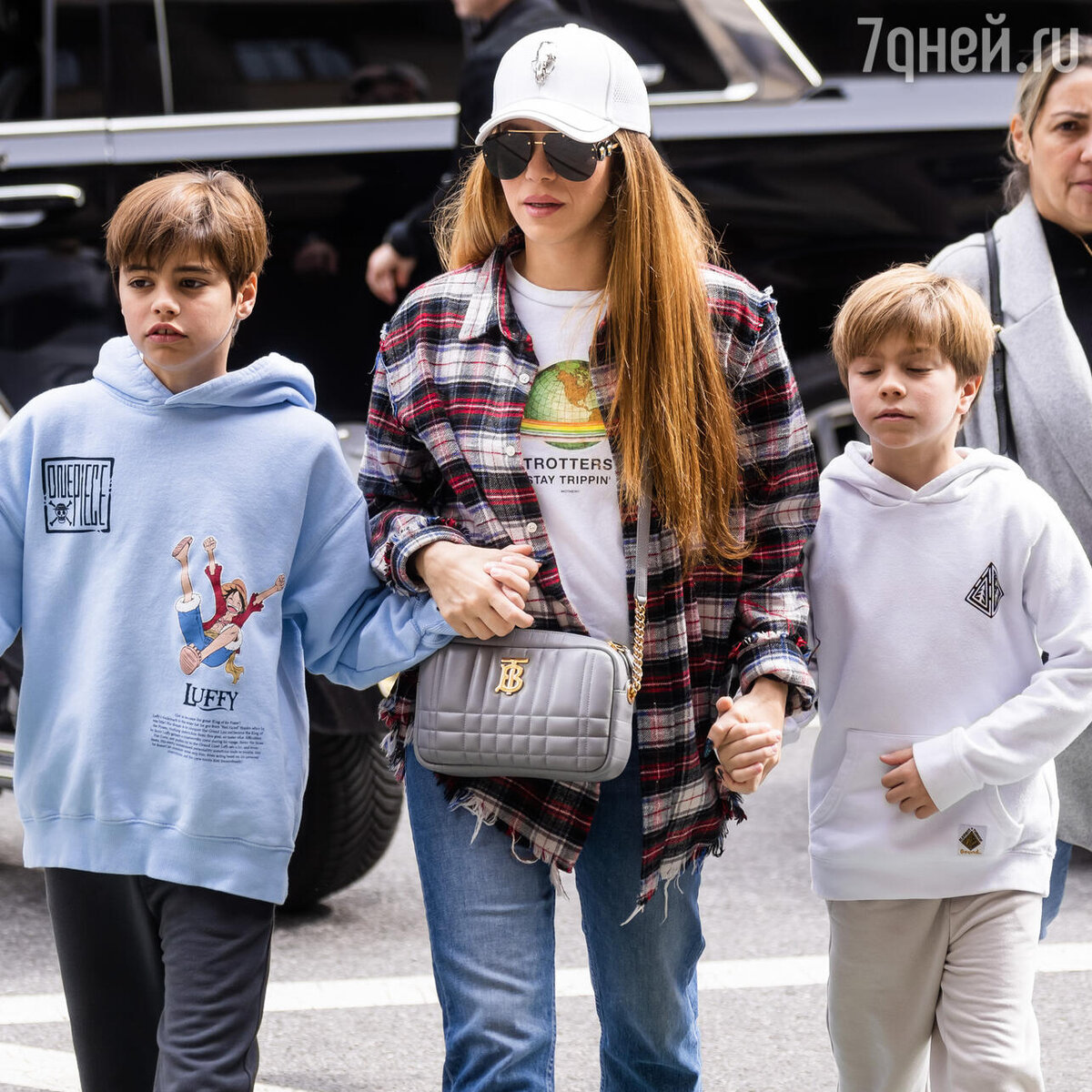    Шакира с сыновьями LEGION-MEDIA