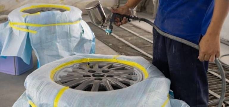      Пескоструйная обработка в процессе ремонта колесных дисков