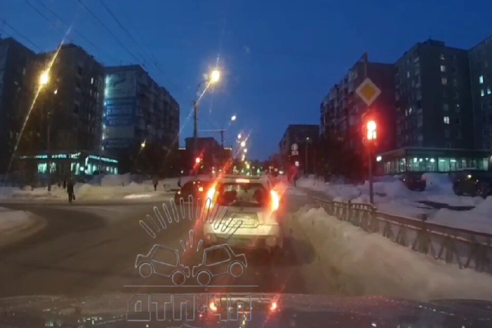     Проводится проверка, водителю грозит административная ответственность. Фото: скрин видео t.me/murmansk_chp