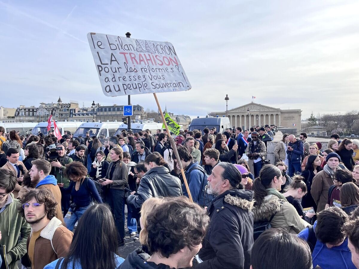    Участники акции протеста против пенсионной реформы на одной из улиц в Париже© РИА Новости / Евгений Полойко