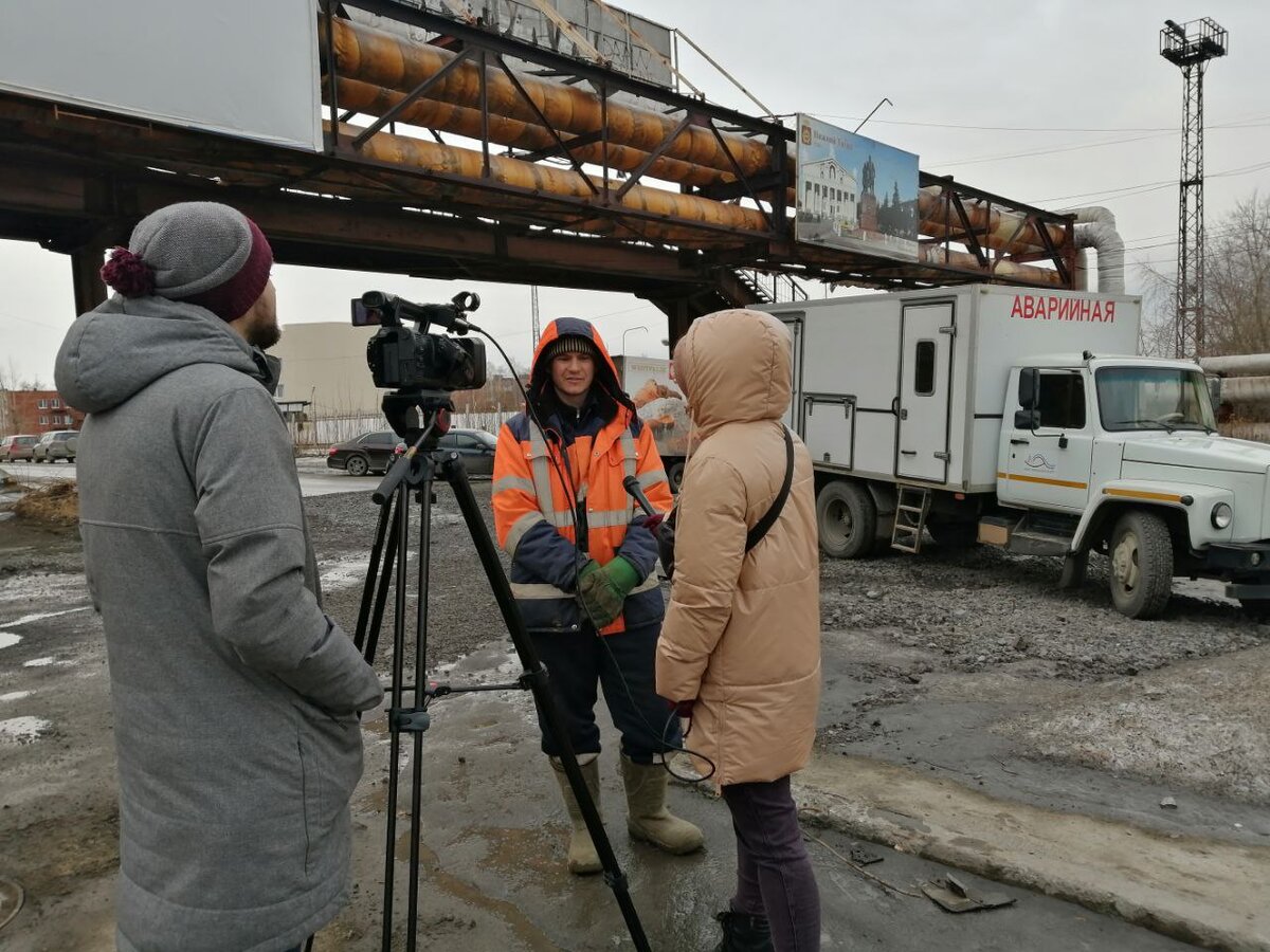 Кадры со съемок. фото пресс-службы ООО "Водоканал-НТ", 2023 год. На фото Вячеслав Лосев и СМИ.