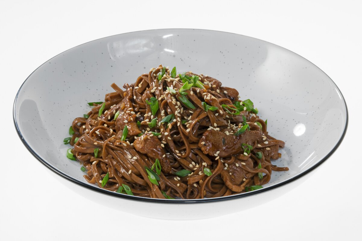    Гречневая лапша с уткой и кунжутом