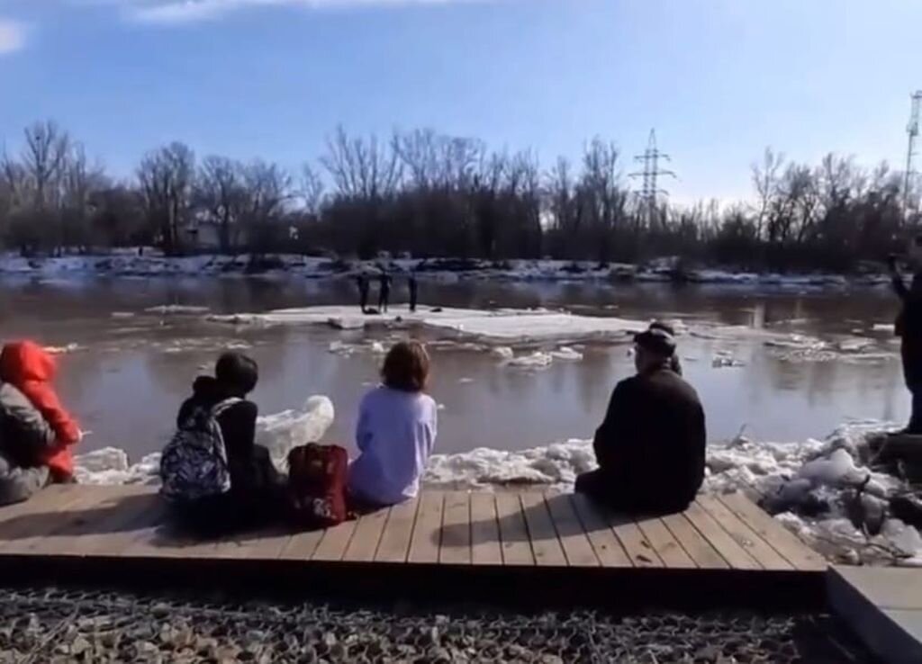 Ледоход на реке. Подростков унесло на льдине в Оренбурге. Дети на льдине в Оренбурге. Льдины на реке.